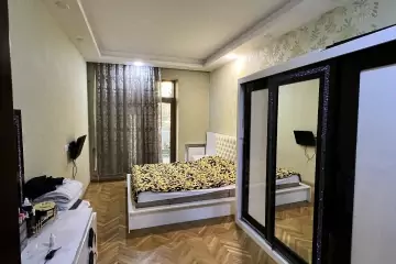 Satılır Köhnə Tikili Elmler Akademiyasıda 