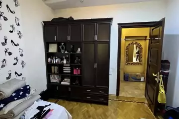 Satılır Köhnə Tikili Elmler Akademiyasıda 