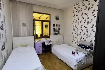 Satılır Köhnə Tikili Elmler Akademiyasıda 