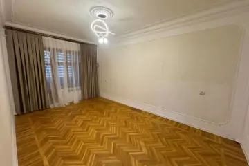 Satılır Köhnə Tikili 8-ci Kilometrdə 