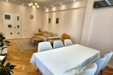 Satılır Köhnə Tikili Elmler Akademiyasıda 