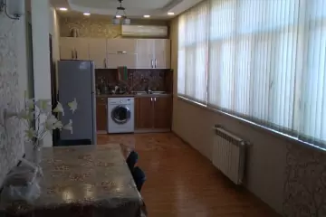 Aylıq Kirayə Köhnə Tikili Mərkəzdə 