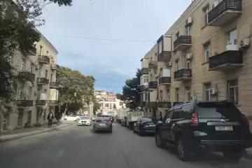 Satılır Köhnə Tikili Badamdarda 