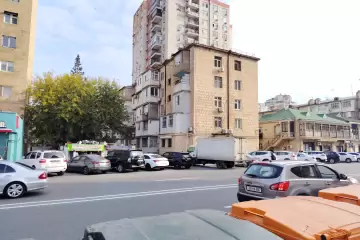 Satılır Köhnə Tikili Elmler Akademiyasıda 