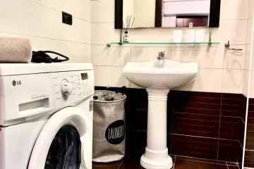 Aylıq Kirayə Köhnə Tikili Mərkəzdə 