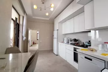 Satılır Yeni Tikili Elmler Akademiyasıda 