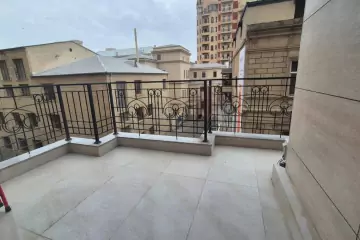 Aylıq Kirayə Yeni Tikili Mərkəzdə 