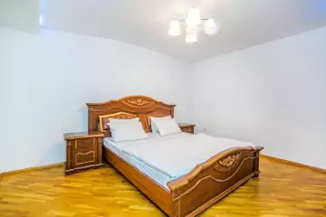 Aylıq Kirayə Köhnə Tikili Mərkəzdə 