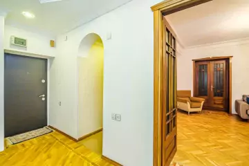 Aylıq Kirayə Köhnə Tikili Mərkəzdə 