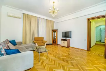 Aylıq Kirayə Köhnə Tikili Mərkəzdə 