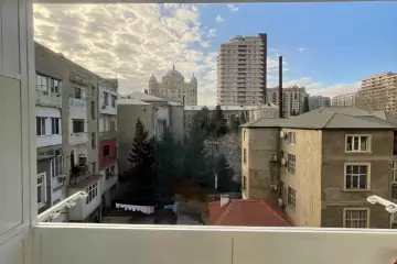 Aylıq Kirayə Köhnə Tikili Mərkəzdə 