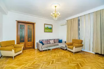 Aylıq Kirayə Köhnə Tikili Mərkəzdə 